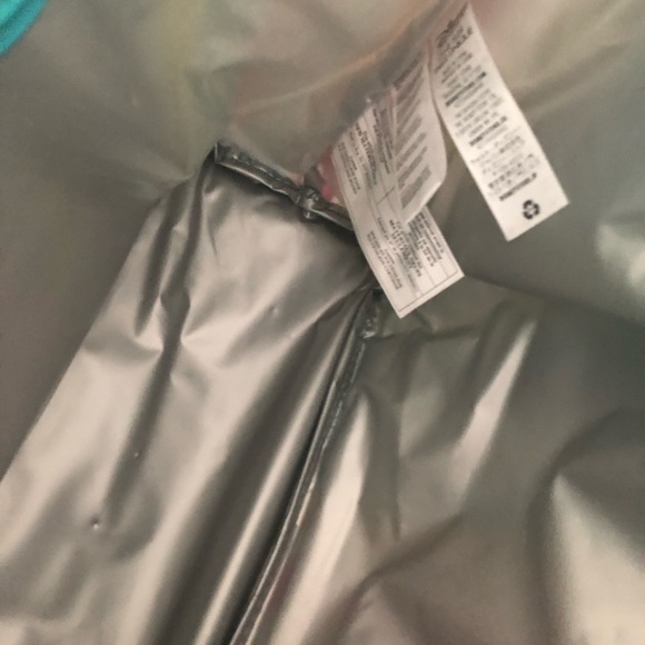 Officially licensed insulated beach tote featuring Mickey Mouse, NWT - Picture 9 of 12